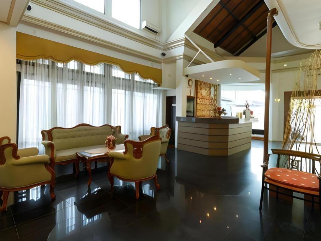 Mervit Hotel Padang  Exterior foto